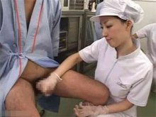 コンドーム製造工場でゴム手袋手コキで耐久性を検査する作業員